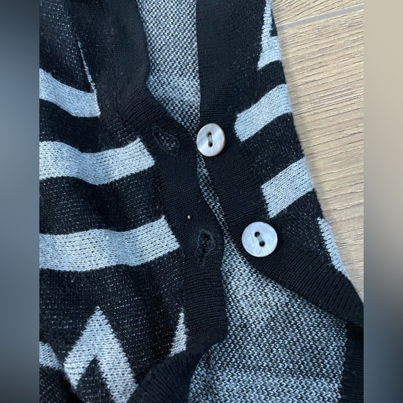 Zara Shrug Aztec Geometric Black and White Print Button OS Wool Blend - Picture 3 of 5